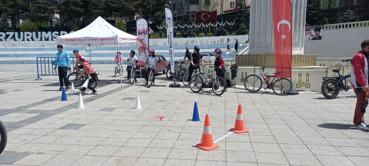 15-21 Mayıs Gençlik Haftası münasebetiyle, İl Müdürümüz Levent Çakmur'un katılımıyla 15 Temmuz Kent Meydanı'nda bisiklet eğitimi gerçekleştirildi. 🚴‍♂️🚴