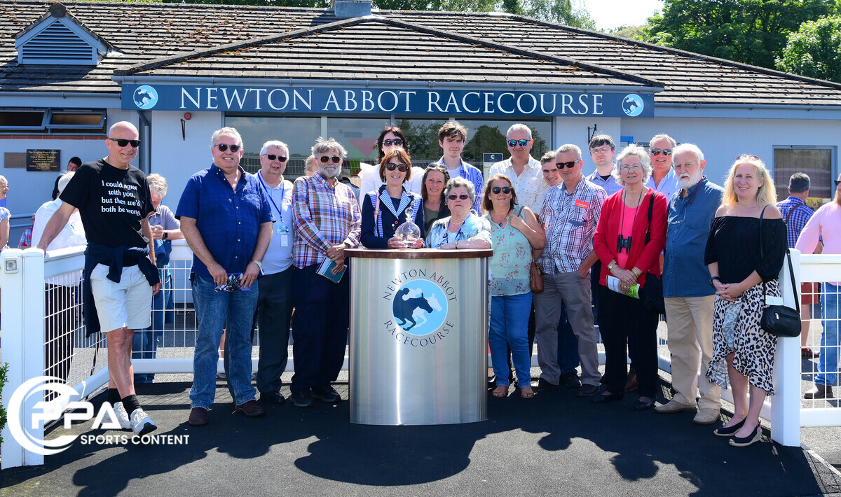 Race 3 Winner, @NewtonAbbotRace, Clearance ridden by @tomcannon2 for @MBlakeRacing @wmnsport @ExEchoSport @WMNHorses @TheTorbayWeekly @TQHeraldExpress