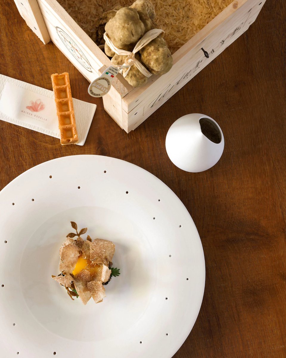 CMMoustaphaSarr's tweet photo. JAUNE D'ŒUF CONFIT, CHAMPIGNONS, NOISETTES ET TRUFFE
🌹 @maison_rosella by @francescodi_marzio
#ilovemyjob #chefconnected #maisonrosella #francescodimarzio #gastronomiefrancaise #cmmoustaphasarr #lifekitchen #hotel #restaurant #hôtel #France #lekkrek #jenelacherien #cuisine https://t.co/xPYi7xvz2J