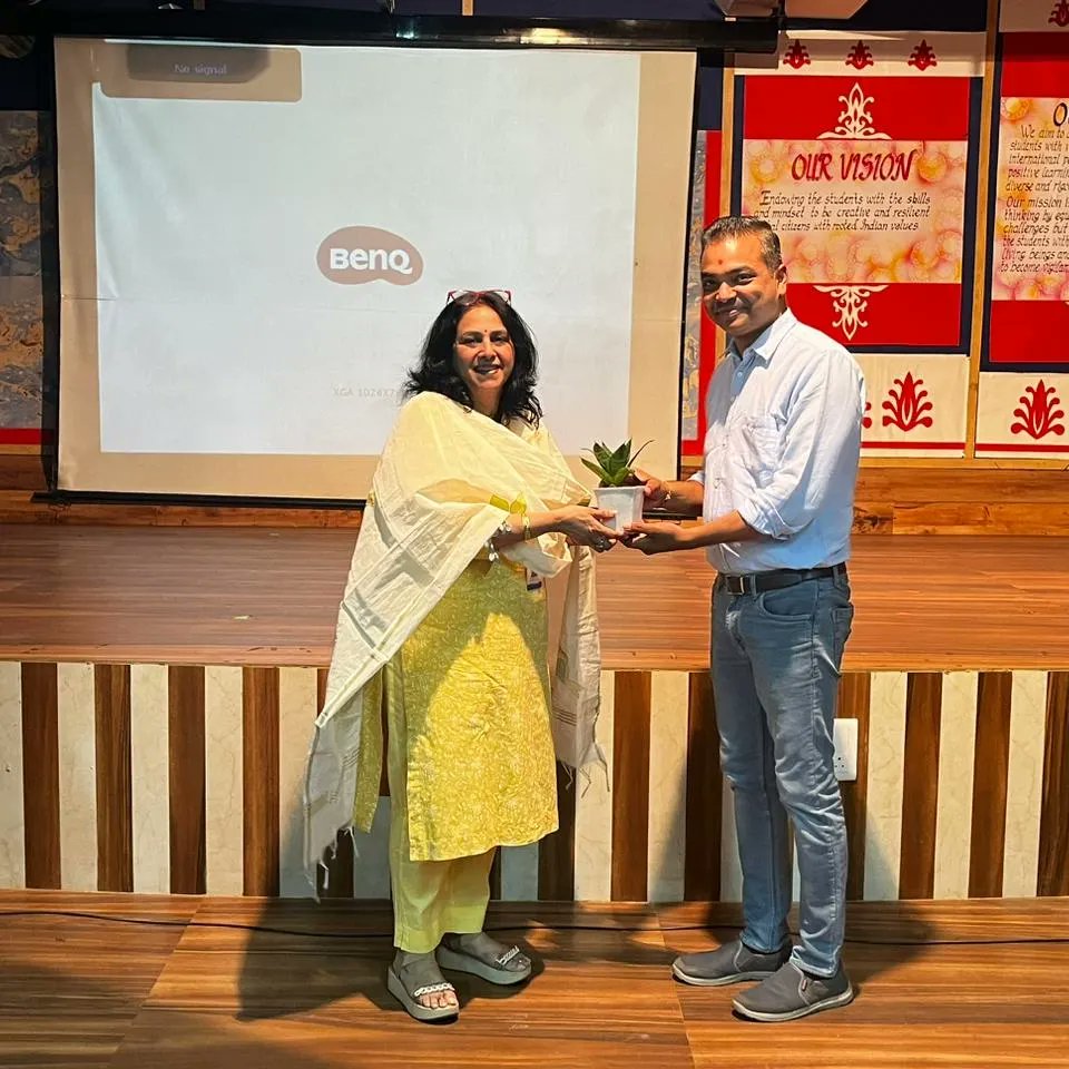 AgarsainAs7555's tweet image. Class VIII students attended a Screen De-Addiction session, learning about the impacts of excessive screen time and strategies to manage it. The session aimed to foster healthier digital habits. #ScreenDeAddiction #HealthyHabits #StudentWellbeing