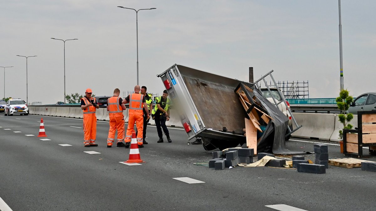 Aanhanger vol tuinspullen geschaard op snelweg ogld.nl/3q7t