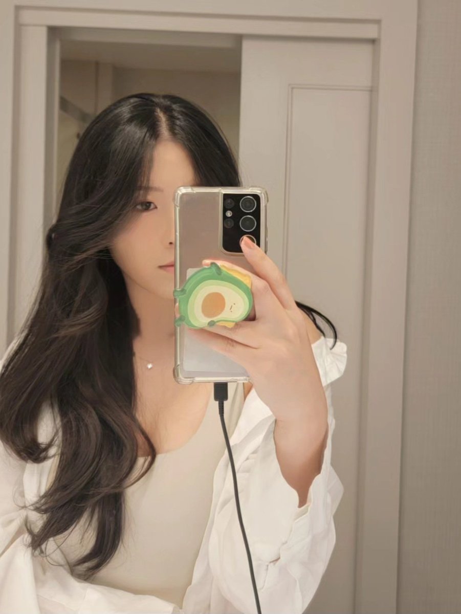 Someone teach me how to take mirror selfies please 🙂