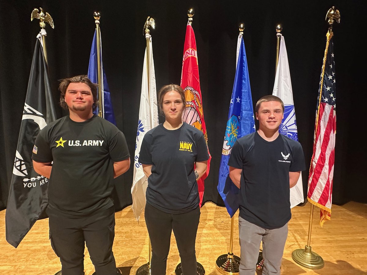 🎓🎖️Hats off to our four @Lkwd_LHS seniors who have joined the military! Today's Senior Symposium included a ceremonial signing for Hayden Trnavsky, Alex Williams & Jacob Dupay. Julian Gamez was absent. Thanks to Jacob, Hayden, Alex & Julian for choosing to serve our country! 🇺🇸