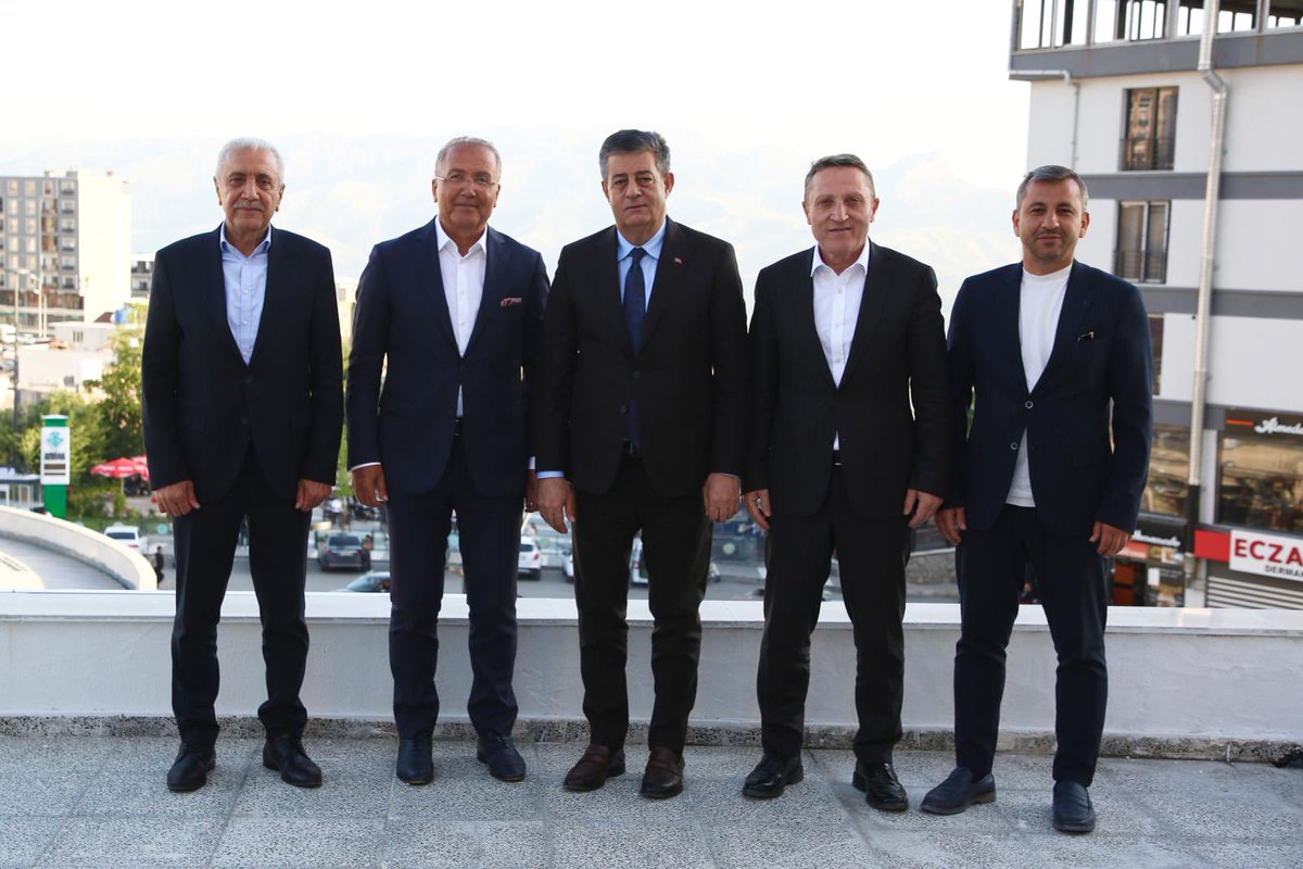 İl Müdürümüz Abdullah AYAR, Tenis Federasyonu Başkanı Sn Cengiz DURMUŞ ile birlikte Şırnak Belediye Başkanımız Sn Mehmet YARKA ile bir araya geldiler.