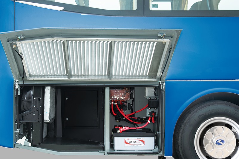 Coach Ejecutivo de Lujo. Bus eléctrico de 9 m.
Motor Eléctrico 2800 Nm
Asientos: Mín.: 24, Máx.: 39. Estándar: 33+1+1
Autonomía: 300 km con carga completa de pasajeros y A/C.