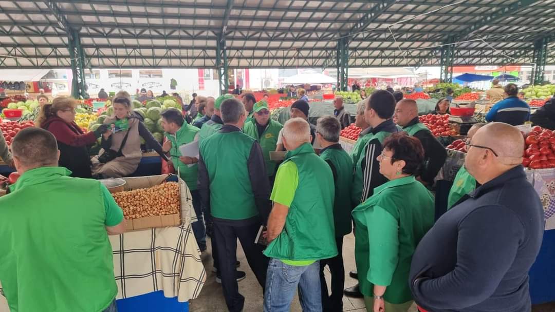 Piețele sunt locul unde comunitatea se întâlnește, unde produsele locale sunt la mare căutare și unde fiecare tranzacție aduce beneficii întregii comunități. 

Echipa Partidului Verde a prezentat astăzi cetățenilor programul pentru Piețele din Târgu Jiu!

CMF 21240199