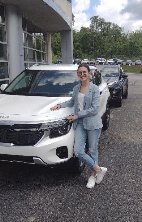 Nothing better than that new car feeling! 🤩 Congratulations on your new Kia, Pamela!🎉