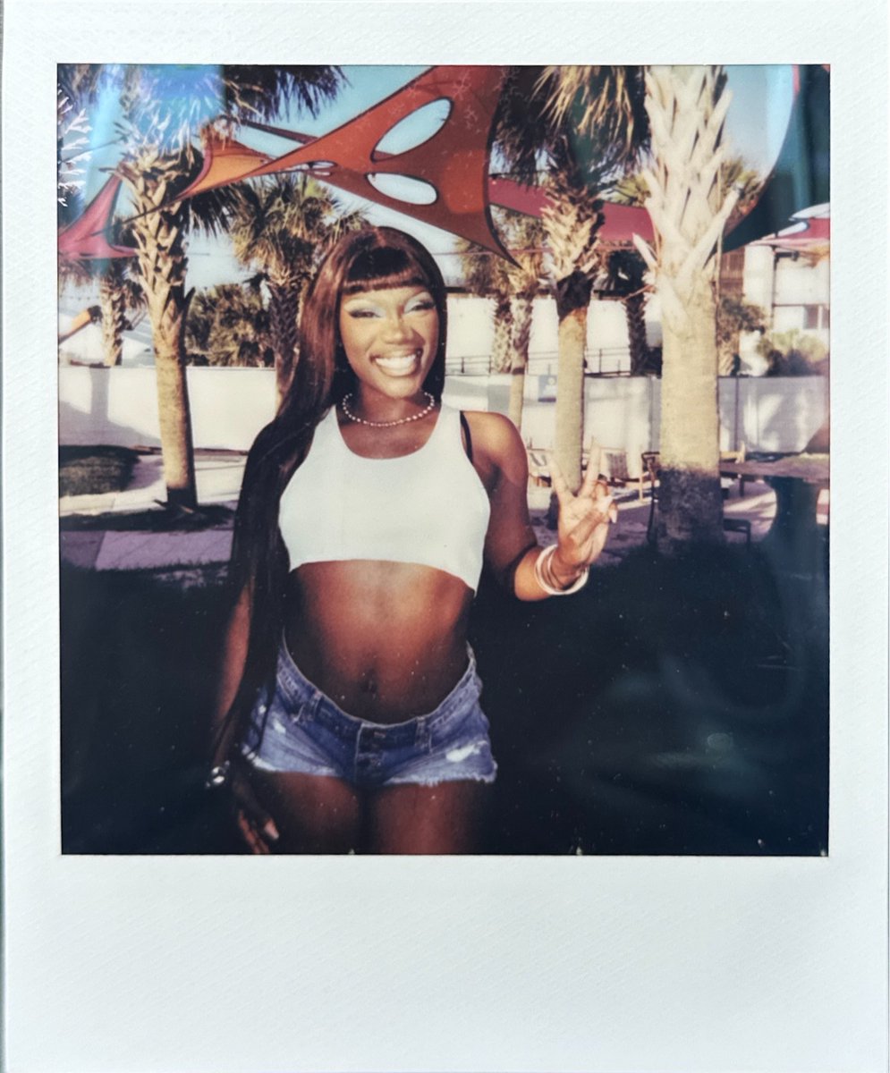 Stilllll trying to catch my breath from taking Doechii's polaroids at #HangoutFest 🥵