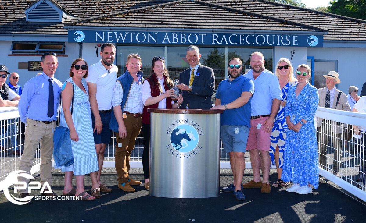 Race 6 Winner, @NewtonAbbotRace, Young Buck ridden by @DME_dwards for D Summersby. @wmnsport @ExEchoSport @WMNHorses @TheTorbayWeekly @TQHeraldExpress