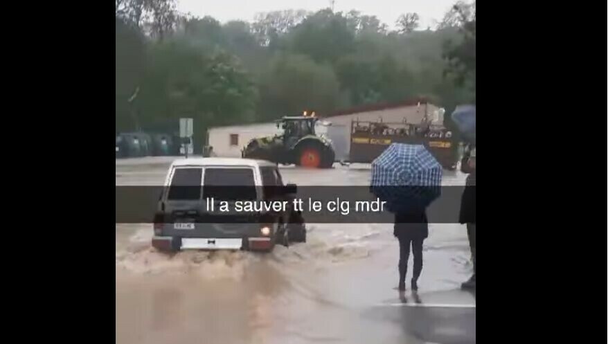 'Il y a des mamans qui pleuraient' : avec son tracteur, il évacue des collégiens piégés par les inondations en Moselle ➡️ l.francebleu.fr/ZzP0