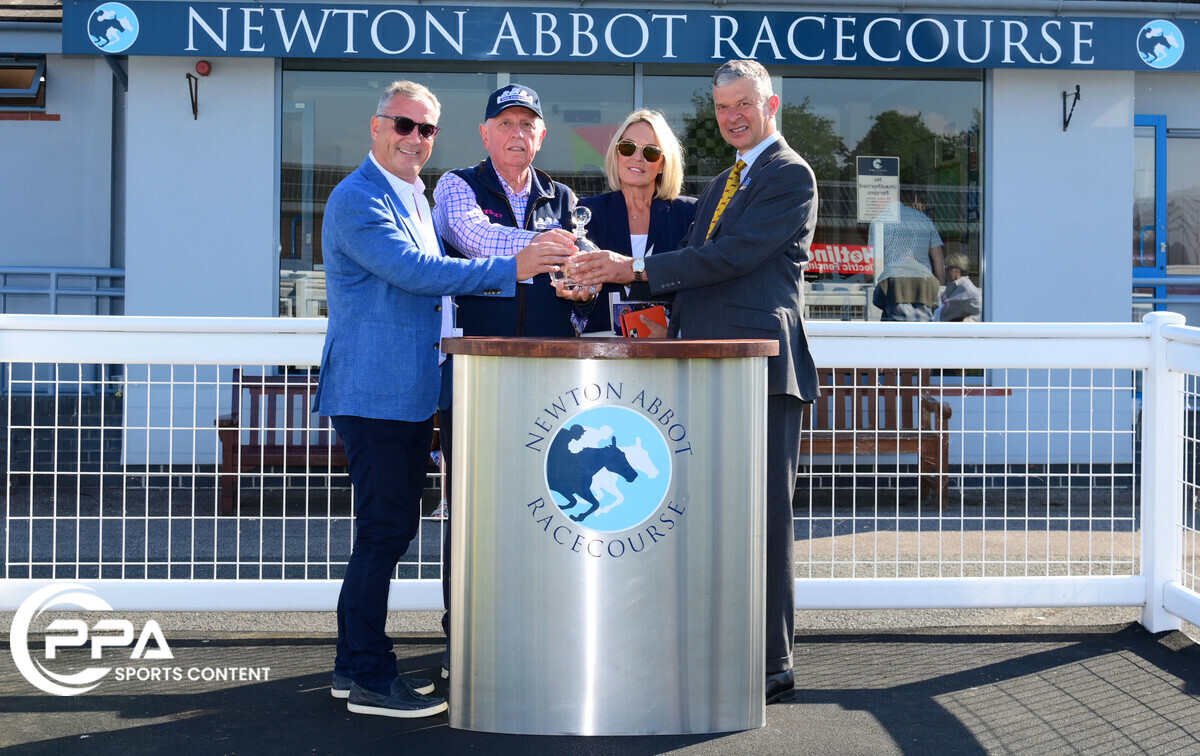 Race 7 Winner, @NewtonAbbotRace, Railway Bell ridden by @JohnnyBurke2 for @FOBRacing @wmnsport @ExEchoSport @WMNHorses @TheTorbayWeekly @TQHeraldExpress