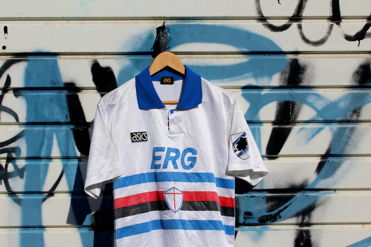 Sampdoria 1992/93 away shirt by ASICS🇮🇹

I’ll never get tired of this one no matter how many times I sell it, simply stunning😍

#sampdoria #footballshirt #fashion #photography