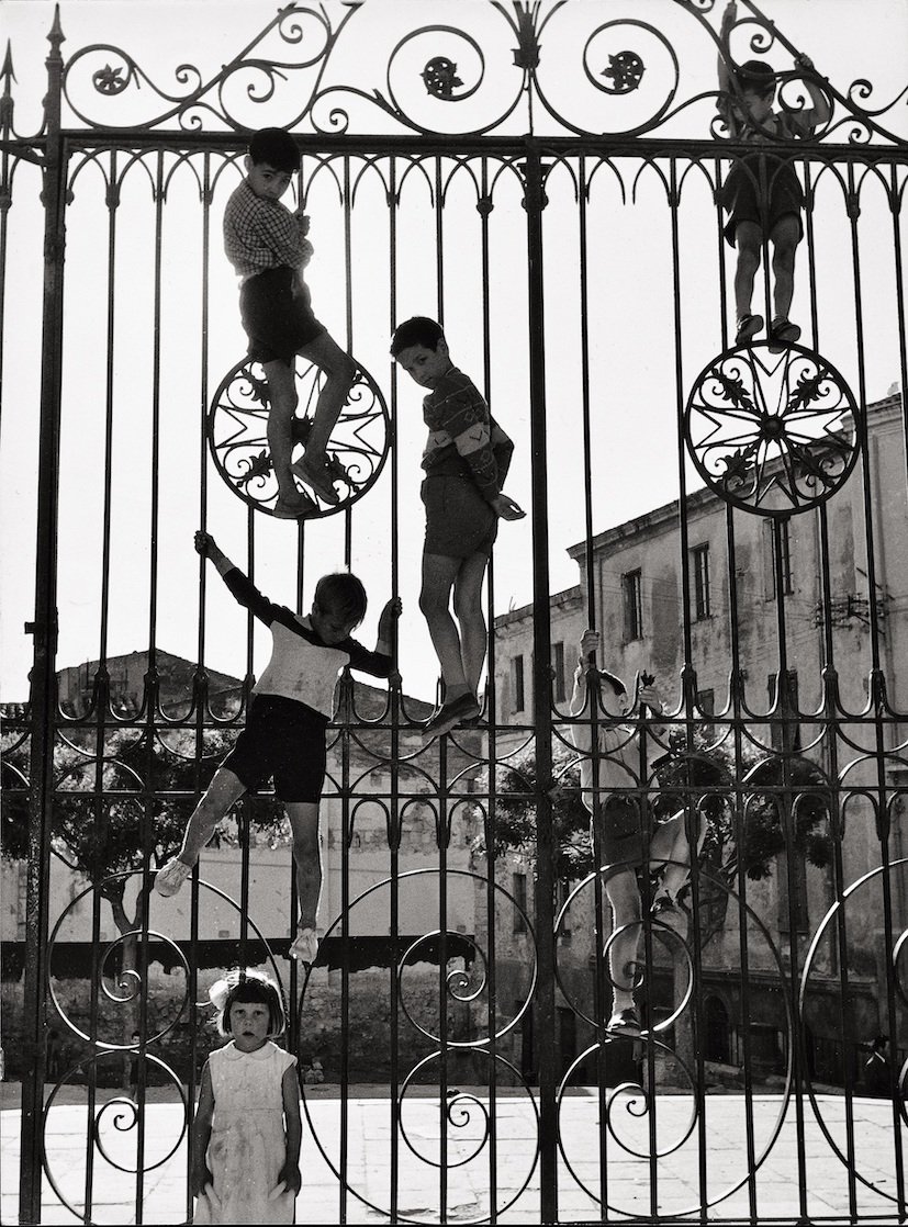 © Mario De Biasi Cancellata del portico del Duomo di Sassari, Sardegna 1955