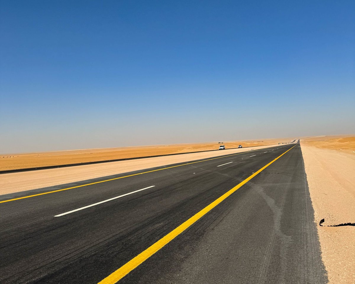 240 kilometrová rovinka cez púšť Rub al Khali je testom pre každého vodiča, ktorý sa rád pozerá po okolí. Tu, ako inak, nič nie je.