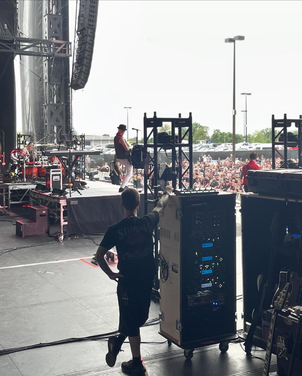 GuitarTechTom's tweet photo. That’s a wrap! 1st leg of the American tour has come to an end!! Quick break and then we say goodbye to Europe!! Special thanks to the boss @deryckwhibley for allowing me to maintain his amazing guitars and for letting me be a complete nerd 🤓 🎸  Shout out to road crew 41 for another amazing tour: @ftothej_meyers @dsummersprogram @ivancopelan @toddbluegroove @iamaylagrace @bryancampbell @scurrynurry 

#guitartechnician #basstechnician #stagerightcrew #tourlife #wearetheroadcrew #roadcrew #sum41 #gibson #goldtop #mikeness #farewell #solonggoodbye #sansamp #kemper #ernieball #fender #whatsonyourbench #musicnomad #dunlop #duesenberg #bigbendsnutsauce #deryckwhibley #whitegold #davebrownsound #conemccaslin #tomthacker #frankzummo