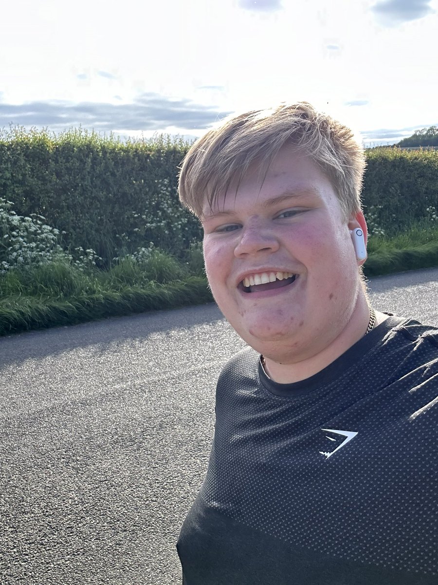 Thehullboy1's tweet photo. Day 20 completed of a 5KM run every single day this month to raise awareness for mental health. A physically tough one today but obstacles are there to be jumped and same for problems in life. Things will get better for you and I promise your life is worth living!! I love you 🙏 https://t.co/Mh8KRPe4UW