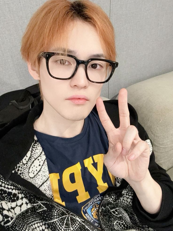 DREAM_7llin's tweet photo. #DREAMIES 

Still can't believe we debuted!! Hope you like our song WE BOOM cuz we worked SO HARD to make it happen!! 

PS. orange faints so damn easily 

 #RHYS 🐬  #7llin #WEBOOM https://t.co/Fkcx9JZSLr