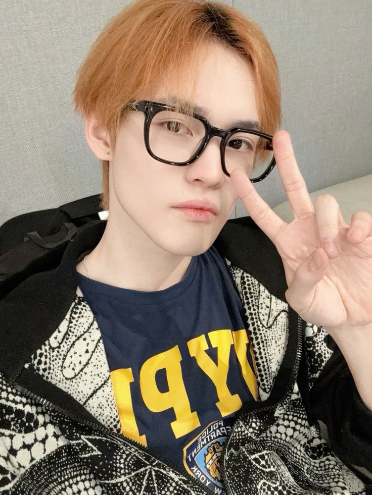 #DREAMIES 

Still can't believe we debuted!! Hope you like our song WE BOOM cuz we worked SO HARD to make it happen!! 

PS. orange faints so damn easily 

 #RHYS 🐬  #7llin #WEBOOM