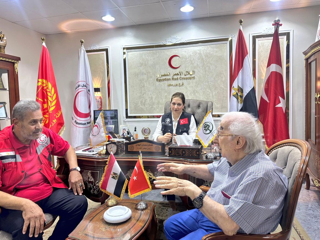 Mısır'da Gazzeli'ler için çalışmaya devam🇹🇷

Kınamanın ötesinde, 92 yaşında olan (Allah hayırlı ömürler versin. Amin) Osmanoğlu Hanedan Ailesi Reisi babam efendi ile bölgede çalışıyoruz.

Zira biz 71 yaşında at sırtında Zigetvar'a sefere giden Sultan Süleyman'ın torunlarıyız🇹🇷🌹