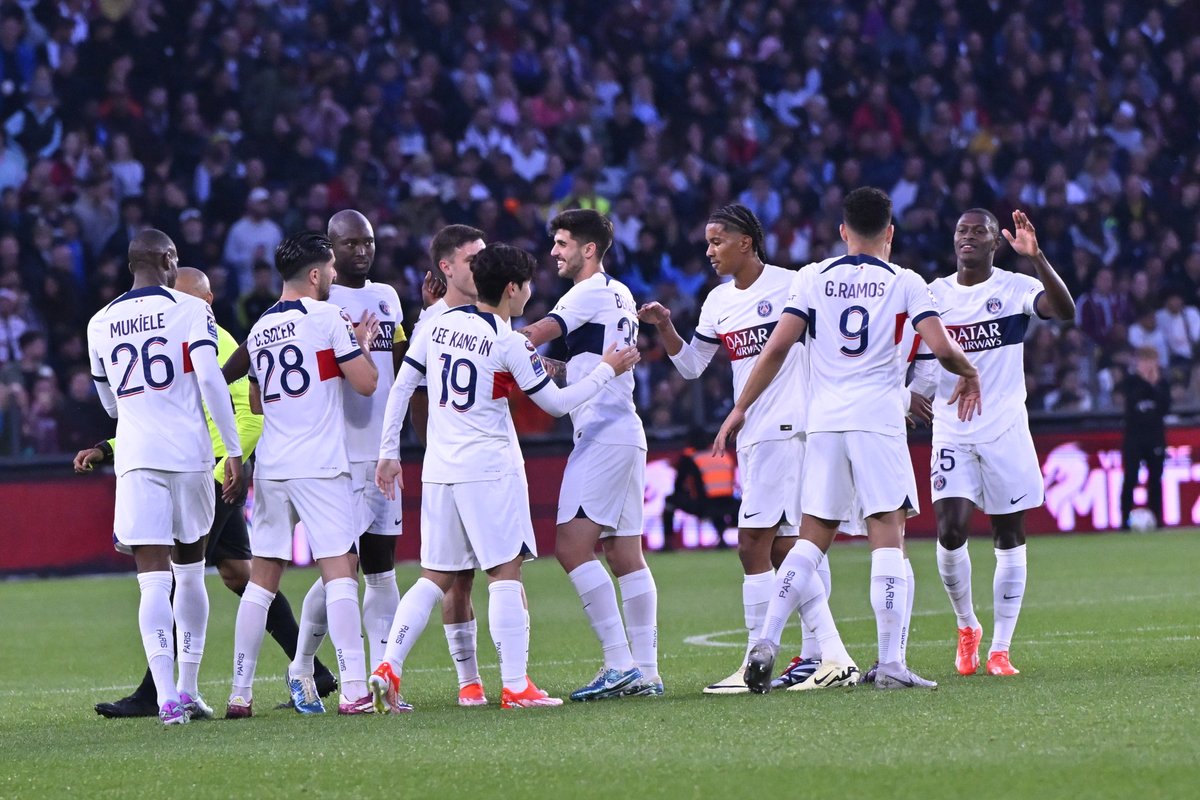 👋 مع اختتام موسم 2023-24 من الدوري الفرنسي، يود باريس سان جيرمان أن يشكر جميع الفاعلين في الدوري: الأندية واللاعبين والحكام والمشجعين. شكراً لكم جميعاً! 🤝 #Ligue1