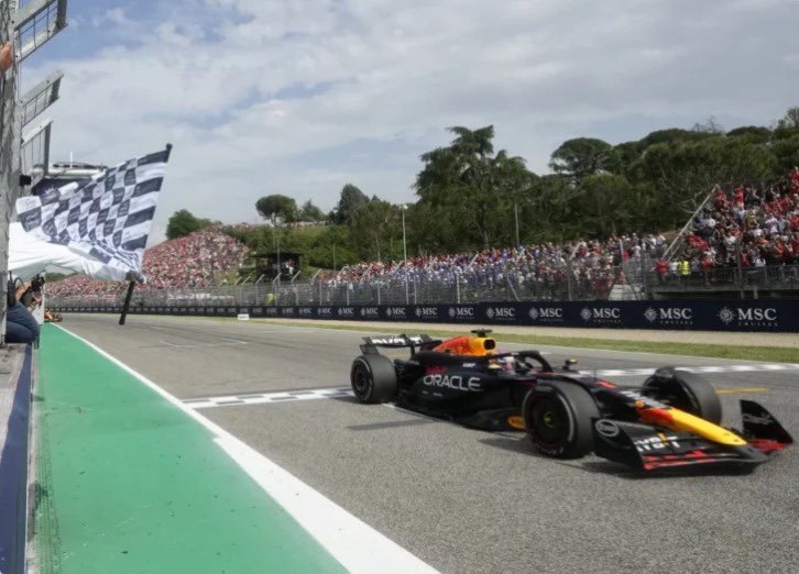 ¡CAMPEON! 🏆🔥 

¡Increíble carrera en Emilia-Romaña! 🏎️💨 Max Verstappen sufrió en las ultimas vueltas , pero logró llevarse la victoria. 

#F1 #Verstappen #EmiliaRomagnaGP #Carreras