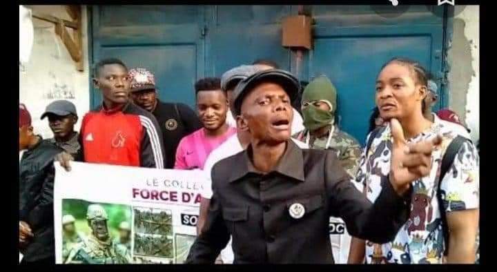 benbabunga's tweet photo. #CeQueJePense 

Quand on garde le cerveau longuement exposé sur une chose avec passion, il en devient carrément un spécialiste. L'UDPS a passé avec passion et détermination beaucoup d'années à s’opposer et à être même très imaginative dans cette opposition (d’où l’invention des fake news et autres absurdités fallacieuses quand la matière à opposition n’est pas assez solide, du "kuongenza tu chunvi na tu pilipili" à chaque fois)…
 
A la fin, ça devient une accoutumance (difficile d’arrêter la cigarette, dit-on) au point qu’inconsciemment, on peut même se contenter de vivre ainsi jusqu’à la fin de sa vie… car s’opposer devient sa raison de vivre : dès que le sujet d’opposition n’existe plus (Mobutu, Kabila,…) on se retrouve intellectuellement "au chômage".  

Comment faire? On réalise alors qu’on n’y a pas pensé sur plus de 3 décennies, … peut-on compter sur des jeunes du Parti? Les vieux se rendent alors compte que ces jeunes sont comme eux, voire mieux qu’eux dans l’art de s’opposer, ils ont bien appris leur leçon. Actuellement, les meilleurs d’entre eux sont probablement en train de se demander : "Ils vont s’opposer contre qui?", Qui sera leur nouvelle raison de vivre? Le FCC, JM Kabund? 

Ils ont presque déjà épuisé leur panier contenant les outils d’oppositions… (on peut appeler ça "panier d’oppositions", ou "réserve d’oppositions"). Ils sont probablement face à un mur. Mais comment le reconnaître, sachant que notre culture n’aime pas reconnaître ses fautes et faiblesses, même quand c’est évident?

Maintenant, s’ils avaient formé une minorité qui, dans les bruits, était néanmoins restée à préserver leur cerveau en le cultivant et en formant d’autres membres pour être mieux préparée après la période d’opposition, ça leur aurait été de grand secours actuellement surtout. Mais il est probable que le fait de s’opposer crée une zone de confort, au point qu’on peut, sans le vouloir, y rester durant toute sa carrière.

Ont-ils justement préservé une minorité des membres au sein du Parti pour préparer l’après Malheureusement, ça n’a pas été fait.
Quel jeune Udpsien actuellement sort du lot et a déjà proposé de bonnes idées nouvelles ou  juste de bonnes idées pour faire avancer le pays? Par contre, dites leur d’avancer des idées nouvelles pour critiquer Katumbi, Kabila, Fayulu, etc.... Ils seront d’une imagination fantasmagorique.

La chance est la sous-éducation de la population, qui n’a pas suffisamment de moyens pour comprendre ce désarroi monumental. Associé à d’autres cadres de l’Union Sacrée, tout ce beau monde peut, pour le moment, se protéger derrière une partie de la population abonnée à la propagande et qui est moins entraînée à comprendre les fausses vérités.

Que peut-on faire ? Visiblement rien de visible, on dirait.