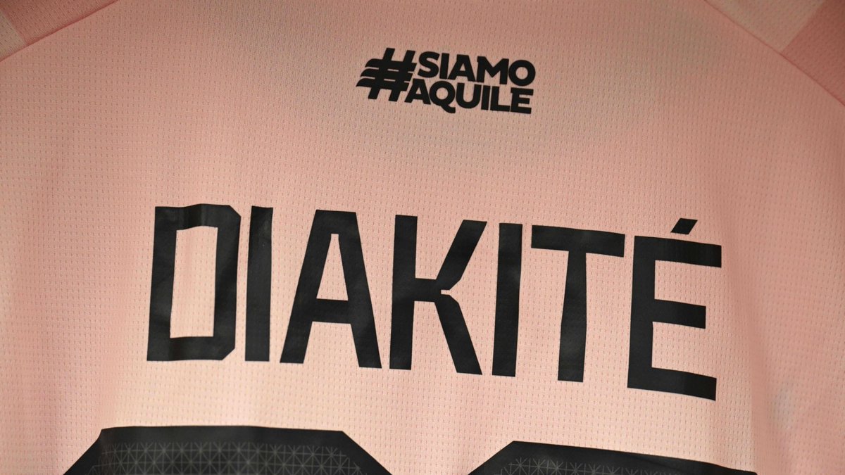 Palermofficial's tweet photo. Una città, due colori: ROSANERO🩷🖤
#PalVen | #siamoaquile 🦅 https://t.co/KUXtRXGkQ5