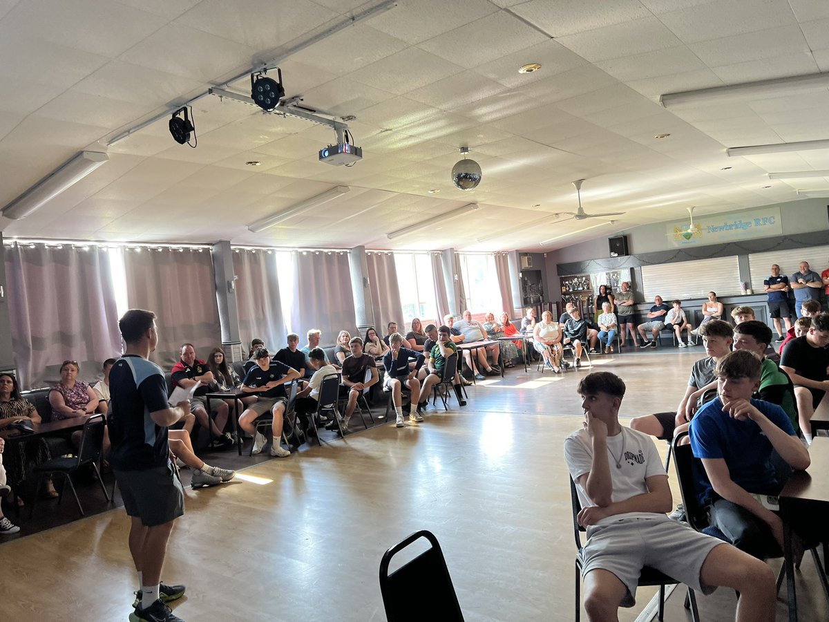 𝙄𝙨𝙡𝙬𝙮𝙣 U16s 𝘿𝙚𝙬𝙖𝙧 𝙎𝙝𝙞𝙚𝙡𝙙 💥

Great turn out in our player and parents meeting this evening! Good to meet all our parents and set out our plan for the season ahead! 

#IslwynRugby | #UppaSlwyn 🔵🔵🔵