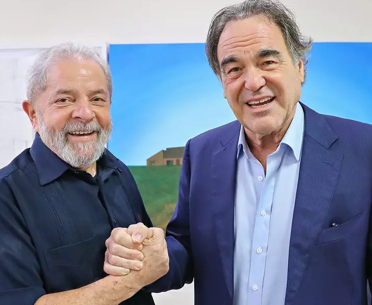 Oliver Stone, cineasta respeitado mundialmente, fez o documentário 'Lula'. É um filme 'sobre uma pessoa especial no mundo de hoje, um líder único. Pessoas da elite detestam o Lula, mas eu admiro profundamente este homem,' disse Stone, ontem, quando o filme estreou em Cannes.