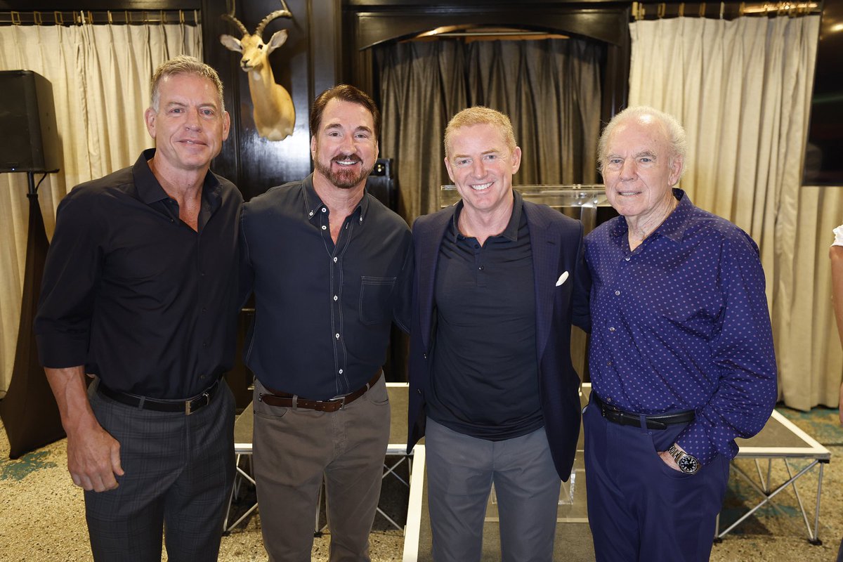 Impromptu QB meeting broke out at Luke Laufenberg “Fight” Fund fundraiser. Two ham and eggers sandwiched between two Hall of Famers. But all 3 HOF people. If you would like to donate, click link givingto.utep.edu/lukelaufenberg…