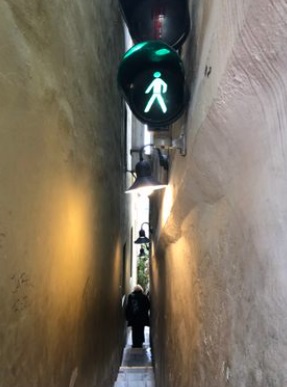 silentconv23245's tweet photo. En #Praga capital de #Chequia hay un pasaje tan #angosto que en su punto más #estrecho llega a solo 50 centímetros de ancho. Esto lo hace la calle más estrecha de la ciudad, pero aún así cuenta con un #semáforo para organizar el paso de los #peatones 🚦
https://t.co/YjCuBFbsYR https://t.co/HWxvgWSV9u