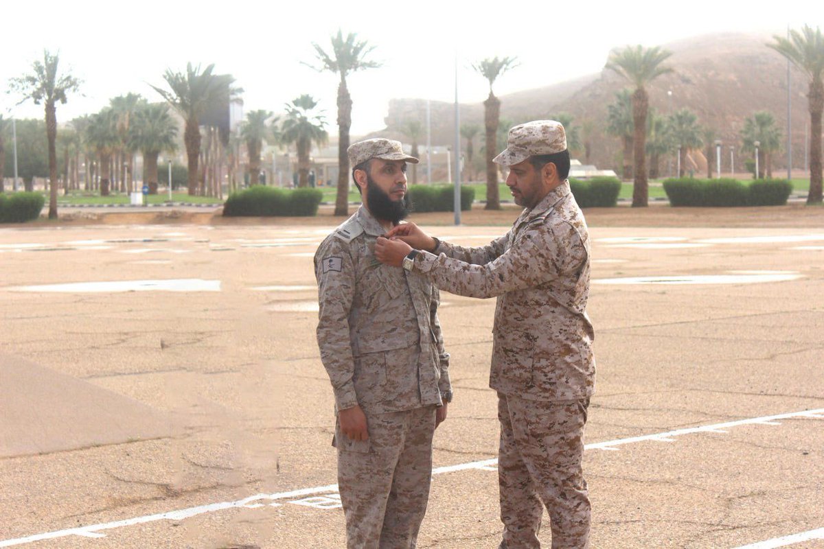 AIMazidi606's tweet photo. #تهنئه :

نبارك للاخ عبدالرحمن بن سعد بن جلوي #المزيدي 
عضو فريق عمل القائد لتطوير وزارة الدفاع
حصوله على #شارة_القيادة لكبير ضباط الصف المستشارين.
سائلين المولى "عز وجل " أن  تكون عوناً له في خدمة الدين ثم المليك والوطن.

#حساب_المزايدة_الرسمي https://t.co/MZ7Wx4bxrZ