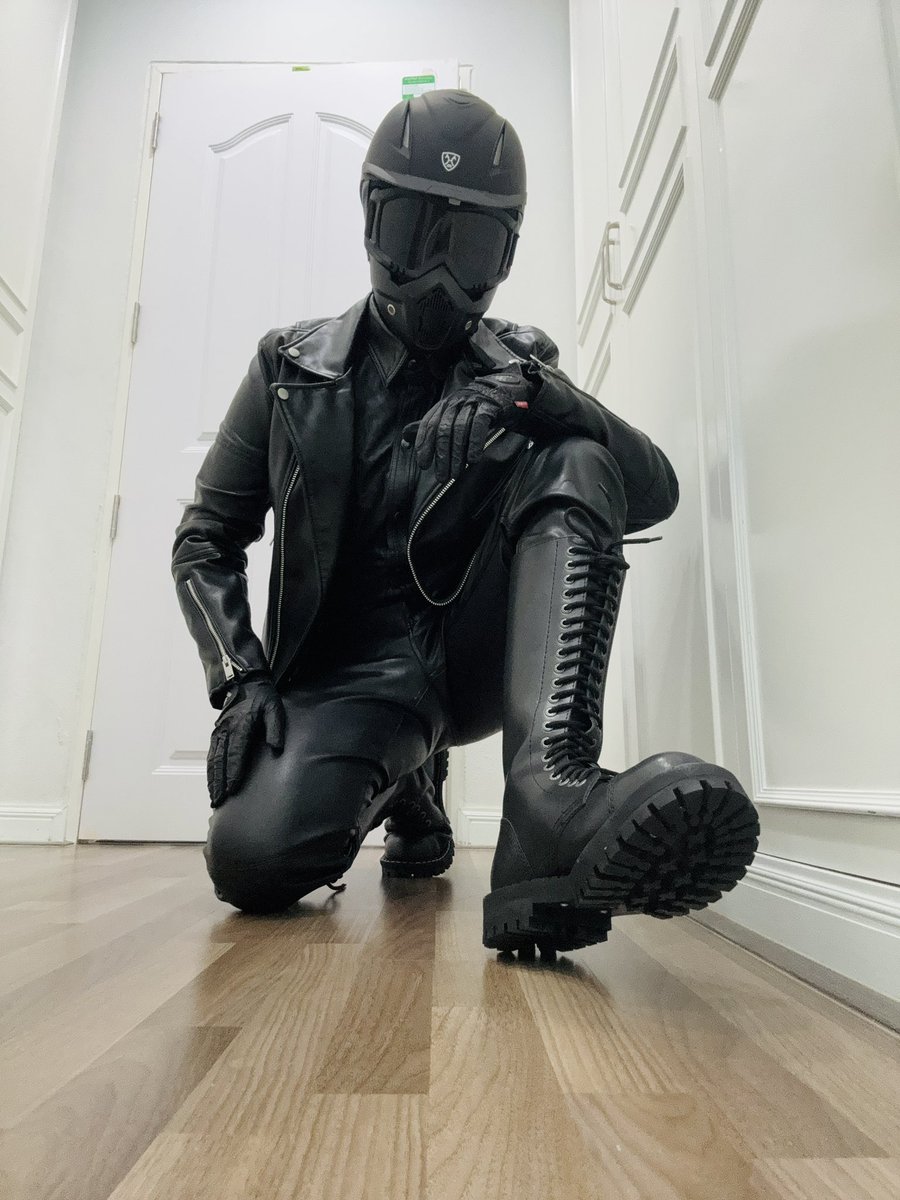 toy_boots's tweet photo. New Combat 😊😊🖤🖤🦶🦶 https://t.co/AYIqW5ow9l