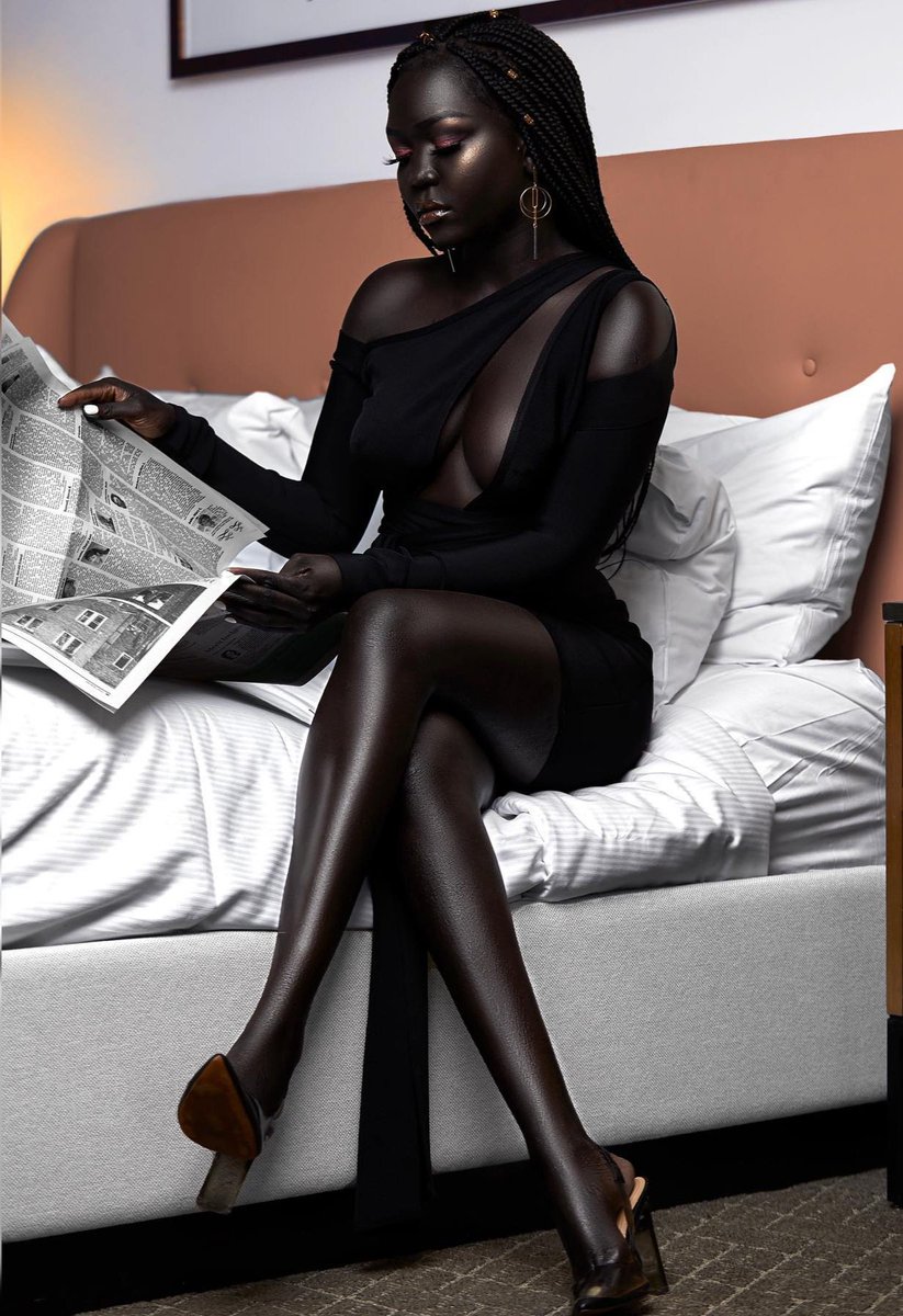 A incansável beleza da modelo sudanesa Nyakim Gatwech.
Seu tom de pele é muito fascinante!