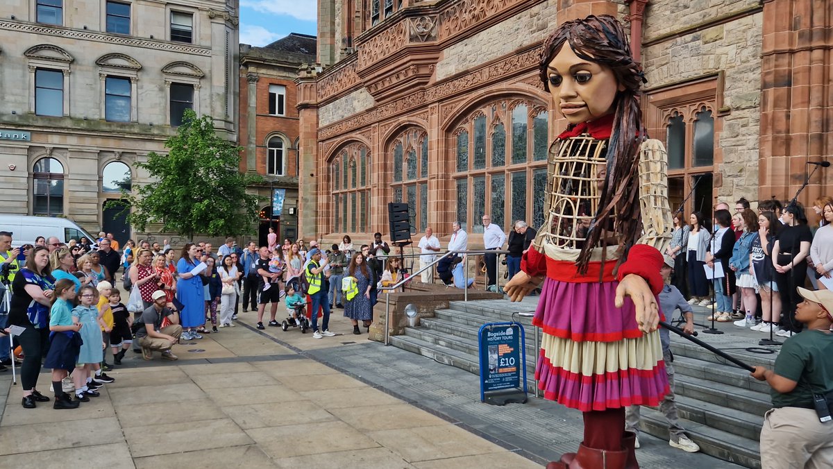 Watch: Global human rights icon #LittleAmal receives warm Derry welcome and is told ‘rest assured we will not forget you’ when she arrives in Guildhall Square.
derryjournal.com/news/people/gl…