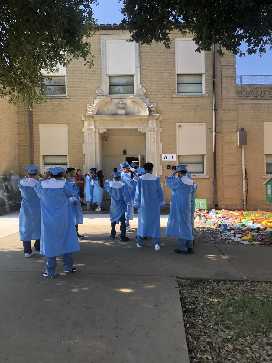 Our seniors walking the hallways at Oak Lawn Elementary!!!! #FWISDGraduation2024 @FortWorthISD @AGallegosEdD @ChrisjBarksdale @CharlieGarciaFW