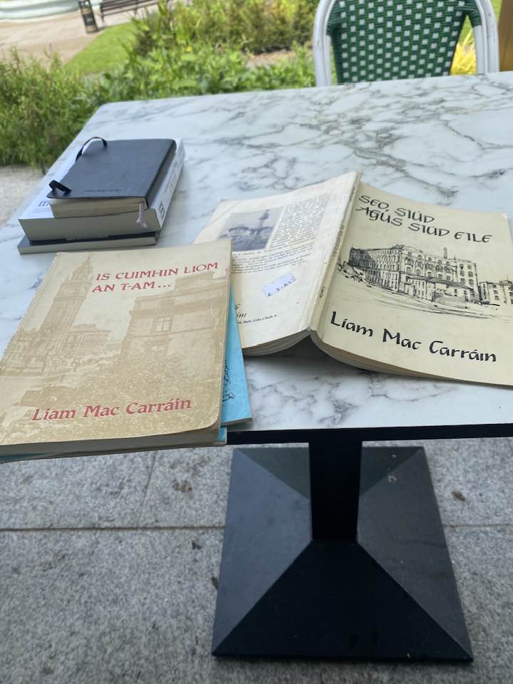 Ag léamh scéalta le m'athair. Beidh léiriú bunaithe orthu i mBeal Feirste Cois Cuain an mhí seo chugainn. Reading the Da's stories, and there'll be a show based on them in Belfast City next month.