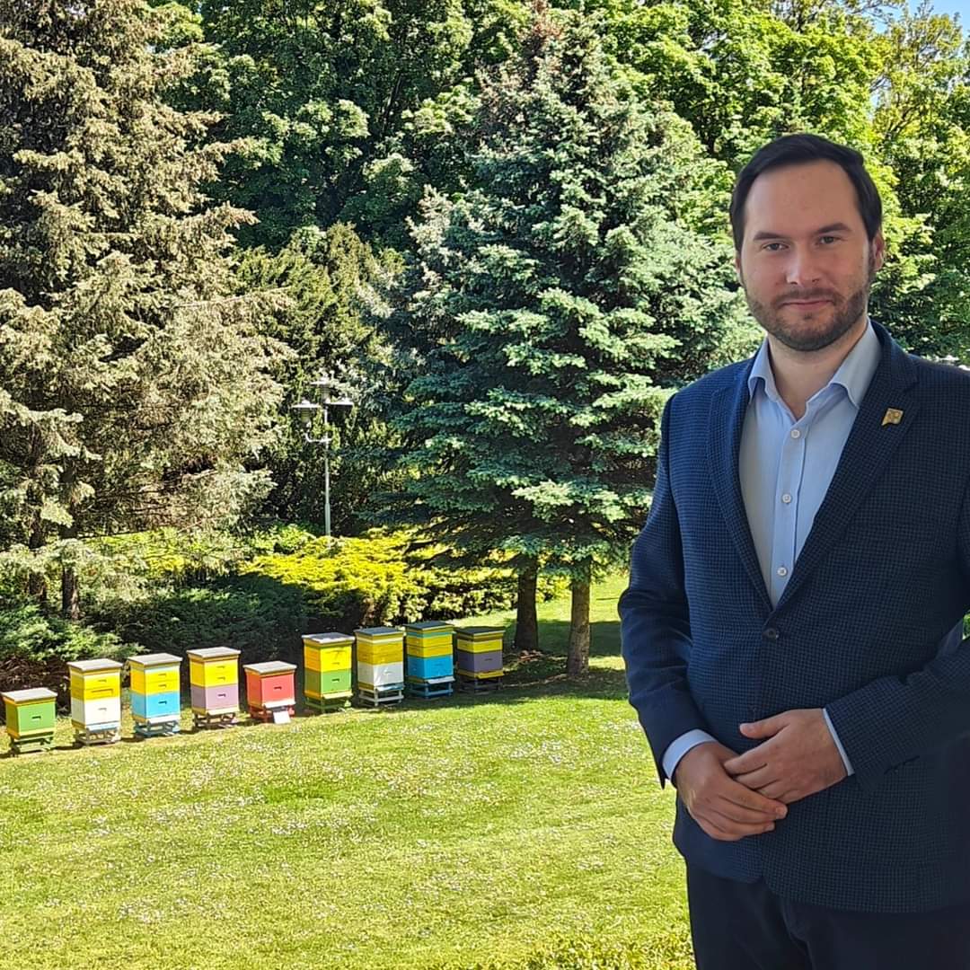 Dziś obchodzimy Światowy Dzień Pszczół! 🐝Pszczoły odgrywają niezwykle ważną rolę nie tylko w ekosystemach naturalnych, ale także w życiu ludzi. Są bezcenne zarówno na terenach wiejskich🌾 oraz miejskich🏙️. Zapylają rośliny z których mamy pożywienie🍓 i tworzą bioróżnorodności🌱