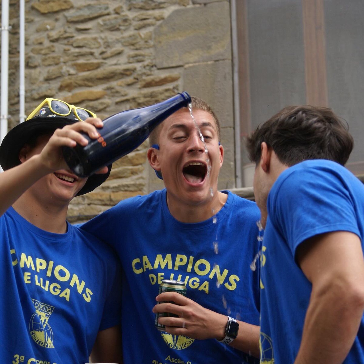 UECantoni's tweet photo. 🏆 𝙎𝙤𝙢 𝘾𝘼𝙈𝙋𝙄𝙊𝙉𝙎 𝙞 𝙣𝙤 𝙚𝙣𝙨 𝙘𝙖𝙣𝙨𝙖𝙧𝙚𝙢 𝙙𝙚 𝙘𝙚𝙡𝙚𝙗𝙧𝙖𝙧-𝙝𝙤❗

Tercera Catalana, ja HEM ARRIBAT! 

Espectacular rua dissabte, visca el poble, visca el club, visca Cantoni!

#4cat6 ➡️ #3cat4 
#futbolcat https://t.co/78ZeKbxgYN