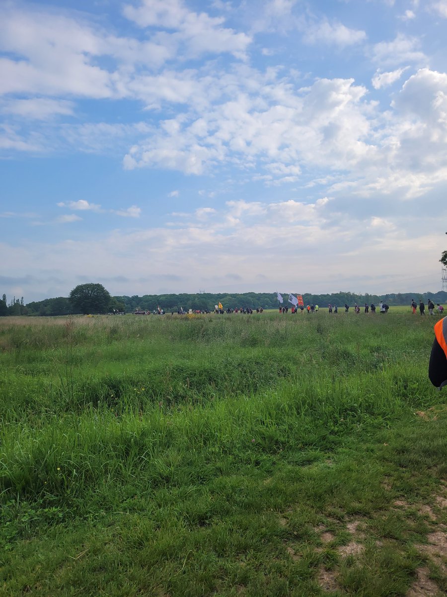 Pèlerinage terminé
Expérience incroyable
Entre les prières, les chants et les bannières
La Messe du Lundi pour terminé dans une ferveur incroyable malgré l'orage et la fatigue
À l'année prochaine
Ave Maria
Ave Christus Rex
✝️
#fsspx #pèlerinagedetradition