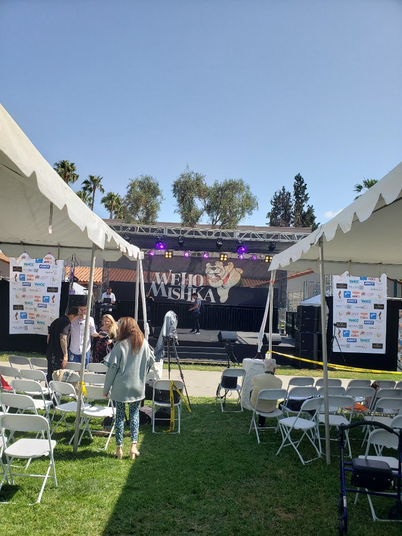 Annual festival of the Russ-speaking diaspora. Not pictured: people in Ukr-flag, etc. clothing; kids knocking over plastic games booth, 2x;  table advertising  summer camp for RSJ kids; crowd of people, both ✡ and not, from diff parts of the FSU who now make their home in LA.