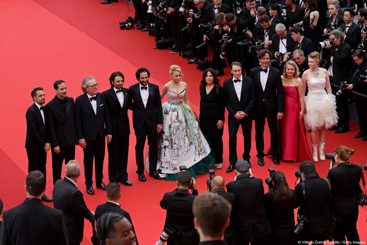 Festival_Cannes's tweet photo. All the way to the top of the Steps ✨ Jusqu’en haut des Marches !
THE APPRENTICE – ALI ABBASI

Avec l’équipe du film / With the film crew

🔎 Sebastian Stan, Ali Abbasi, Maria Bakalova, Jacob Jarek, Daniel Bekerman, Martin Donovan, Amy Baer, Gabriel Sherman, Louis Tisné, Ruth Treacy, Julianne Forde

#Cannes2024 #Competition #SélectionOfficielle #OfficialSelection @MariaBakalova96