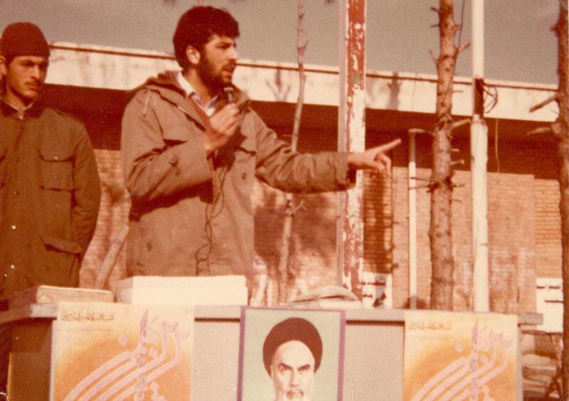 Ebrahim Raïssi, qui est mort hier dans le crash de son hélicoptère, a été très vite après la révolution de 1979, nommé procureur de plusieurs villes d’#Iran (à l’âge de 20 ans !). À ce titre, il était directement impliqué dans l’exécution de plusieurs milliers d’opposants.