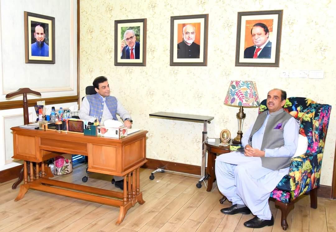 HamzaUpdates's tweet photo. نائب صدر پاکستان مسلم لیگ (ن) حمزہ شہباز شریف سے ماڈل ٹاؤن لاہور میں وزراء اراکینِ اسمبلی اور کارکنان کی ملاقاتیں۔ https://t.co/JT02G5YzWS