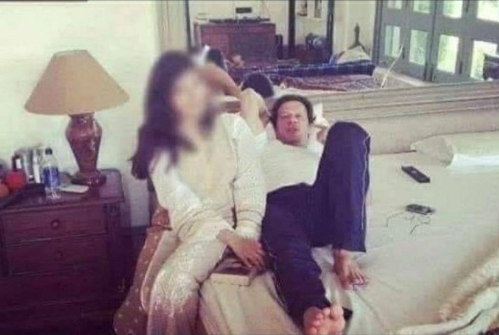 lmrankhanISP1's tweet photo. اخے وہ ننگا نہیں ہوا
لیکن فوج ننگی ہوگئی
کیونکہ پہلی بار پتہ چلا کہ وہ سیاست میں مداخلت کرتی ہے۔
نون لیگ ننگی ہو گئی
کیونکہ انہیں پہلی بار پتہ چلا کہ وہ کرپٹ ہے۔
پیپلز پارٹی ننگی ہو گئی 
کیونکہ قوم کو پہلی بار پتہ چلا کہ زرداری ڈاکو ہے۔
فضل الرحمن ننگا ہو گیا
 کیونکہ قوم کو پہلی بار پتہ چلا کہ وہ منافق ہے۔
پھر ۔۔۔ 
قوم کو پہلی بار پتہ چلا کہ 
عمران خان نے ایک شادی شدہ خاتون سے ناجائز تعلقات رکھے اور پھر اسے شوہر سے طلاق دلوا کر خود شادی کر لی، اور بچہ بھی ضائع کروایا۔
وزارت عظمی کا منصب پا لینے کے بعد بھی نسیم زہرہ کی بہن، عائلہ ملک اور حریم شاہ وغیرہ سے فون پر سیکس کرتا ہے،
عمران خان ہم جنس پرست ہے اور کرکٹر ذاکر خان اور موبی کی بیوی بنا رہتا ہے، رمل شاہ سے ابھی تک تعلق رکھے ہوئے ہیں،
عمران خان نے کتیا کے ساتھ بھی زنا کیا،
یتیم خانے کی بچیوں کو بھی نہیں چھوڑا،
لیکن وہ ننگا نہیں ہوا !!

قوم کو پہلی بار پتہ چلا کہ 
عمران خان نے اپنی حکومت میں پاکستان کی تاریخ کا سب سے بڑا قرضہ لیا تھا،
سب سے بڑا قرضہ لے کر کوئی ایک میگا پراجیکٹ مکمل نہیں کیا، 
حتی کہ کوئی ہسپتال اور یونیورسٹیاں تک نہیں بنائیں، 
لیکن وہ ننگا نہیں ہوا !!

آئی ایم ایف سے تاریخ کا بدترین معاہدہ کیا جس کی وجہ سے مہنگائی آج بھی نہیں تھم رہی، 
52 ارب ڈالر قرضہ لے کر بھی قومی خزانے میں صرف 11 ارب ڈالر چھوڑے تھے جن میں سے بھی 9 ارب ڈالر سعودی عرب، چین اور یو اے ای نے پارک کیے ہوئے تھے،
کرونا نہ آتا اور باقی ملکوں کی انڈسٹریاں بند نہ ہوتیں تو اسی دور میں ملک دیوالیہ ہوجاتا،
لیکن وہ ننگا نہیں ہوا !!

بیک وقت سعودی عرب، چین، امریکہ، یورپ، ترکی اور ملائشیا سے تعلقات بگاڑ لیے تھے،
انڈیا نے کشمیر پر قبضہ کر لیا یہ جواب میں ہارن بجاتا رہا،
ایران جاکر دہشتگردی کا اعتراف کر آیا،
افغانستان بھاگے ہوئے تمام دہشتگردوں کو بغیر سرنڈر کروائے واپس لے آیا،
لیکن وہ ننگا نہیں ہوا !!

ملک کے بڑے بڑے فیصلے اپنی تعویز گنڈوں والی بیوی کی راہنمائی سے کرتا رہا جو فال، شگون اور کالے علم کی روشنی میں مشورہ دیتی رہی،
لیکن وہ ننگا نہیں ہوا !!
کے پی پر 9 سال میں اتنا قرضہ چڑھا دیا کہ وہاں اب سرکاری تںخواہیں اور پنشن دینے کے لالے پڑ گئے ہیں،
ہر عہدے کے لیے بدترین شخص کا انتخاب کیا،
غرض ہر لحاظ سے ملک کا بیڑہ غرق کر دیا، 
لیکن وہ ننگا نہیں ہوا !!

قوم کو پہلی بار پتہ چلا کہ
عمران خان وزیراعظم ہاؤس سے صرف ڈائری لے کر نہیں نکلا تھا بلکہ پورا توشہ خانہ بھی سمیٹ کر لے گیا تھا اور کم از کم 20 ملین ڈالر کے تحائف چرائے، سکھوں نے سونے کا لوٹا دیا وہ بھی چرا لیا،
ساتھ ہی وزیراعظم ھاؤس سے خفیہ دستاویز سائفر بھی لے گیا،
لیکن وہ ننگا نہیں ہوا !!

نواز شریف کی لندن مین 6 ملین پراپرٹی کا حساب مانگنے والے نے ملک ریاض کو اسی لندن سے وصول ہونے والے ثابت شدہ 190 ملین پاؤنڈ کرپشن کی رقم آرام سے واپس بخش دی اور اس سے سوال تک نہیں کیا، 
بدلے میں ملک ریاض سے ہیرے زیورات اور سینکڑوں ایکڑ زمین اور اوپر بلڈنگ تحفتاً وصول کی،
لیکن وہ ننگا نہیں ہوا !!

اپنے حامی تاجروں میں 3000 ملین ڈالر ریوڑیوں کی طرح بانٹ دئیے جو پاکستان کی تاریخ کا سب سے بڑا کرپشن سکینڈل ہے، ایف بی آر کو ہدایت دی کہ شاہد محمود قریشی اور اسد قیصر کے زمینداروں سے ٹیکس وصول نہ کیا جائے،
لیکن وہ ننگا نہیں ہوا !!

ورلڈ کپ کے آخری میچ کے بعد کل چار سے پانچ بار میچز میں کمنٹری کے سوا ایک دھیلا نہیں کمایا لیکن کروڑوں روپے ماہانہ خرچ کرتے ہیں جس کی کمائی یا شوکت خانم سے آتی ہے یا چندوں کےنام پر لوگوں کی جیبوں سے نکلواتے ہیں، 
شوکت خانم کے پیسوں پر پراپرٹی کا بزنس کیا اور کروڑوں روپے ڈبو دئیے، 
چیرٹی میچ کھیلا اور جمع ہونے والے دو ملین ڈالر اپنی جیب میں ڈال لیے،
لیکن وہ ننگا نہیں ہوا !!

عالمی اداروں نے رپورٹ کی کہ پاکستان میں کرپشن تاریخ کی بلند ترین سطح پر پہنچ چکی ہے،
لیکن وہ ننگا نہیں ہوا!

قوم کو پہلی بار پتہ چلا کہ 
عمران خان انتہا درجے کا جھوٹا ہے، 
انتہا درجے کا منافق ہے، 
انتہا درجے کا توہم پرست ہے، 
انتہا درجے کا کینہ پرور ہے، 
انتہا درجے کا زانی اور بدکار ہے، 
جھوٹا ہونے کے باؤجود انتہاء درجے کا بےوقوف ہے، 
اپنی کہی ہوئی باتوں سے پھر جانے میں اپنا ثانی نہیں رکھتا، 
غلط فیصلے کرنے میں اپنا ثانی نہیں رکھتا، 
انتہا درجے کا احسان فراموش ہے، 
انتہا درجے کا فسادی ہے،
اور انتہا درجے کا متکبر ہے، 
اقتدار کی ایسی ہوس ہے کہ کرسی کے حصول کے لیے پورے ملک کو داؤ پر لگا سکتا ہے،
لیکن وہ ننگا نہیں ہوا!

عمران خان ننگا ہوا یا نہیں اس کا دارومدار اس پر ہے کہ آپ اس کنجر کی پیروی کرتے ہیں یا نہیں؟
#انتشاری_ٹولہ