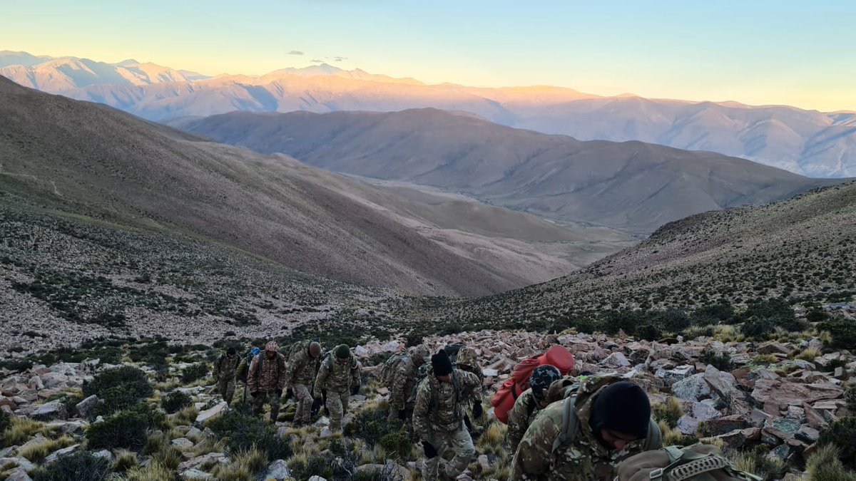 #Jujuy Una cordada del Regimiento de Infantería de Montaña 20 hizo cumbre en el #CerroSuncho, a 4220m s. n. m. ⛰️El personal adquirió los conocimientos y destrezas necesarias para operar en el ambiente de montaña, además de fortalecer el espíritu de cuerpo y la camaradería.