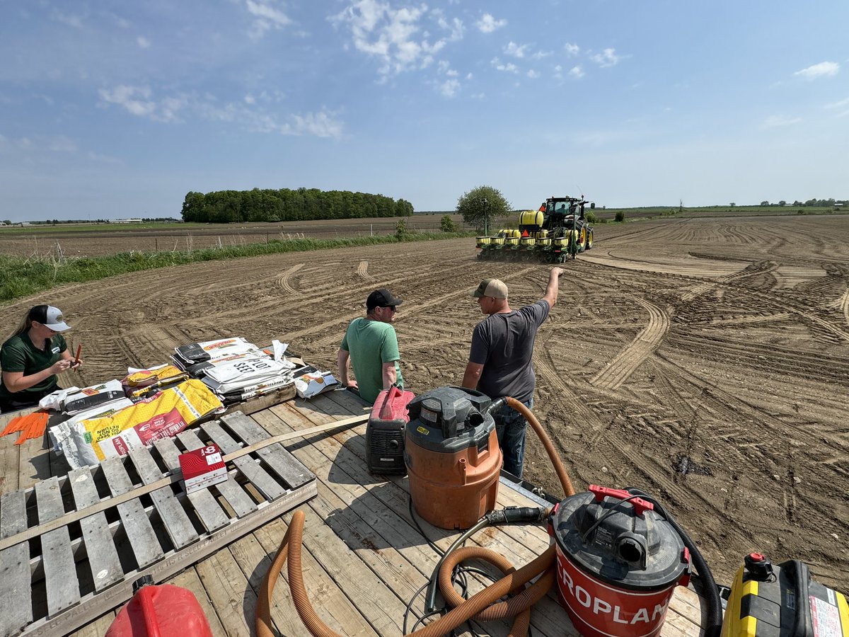 KaitlandVSpek's tweet image. Appreciate all the farmers &amp;amp; retailers going hard this holiday Monday, 
No Farmers No Food 🌽 🌱 🫘 

#OntAg #MayLong #plant24 #Croplan
