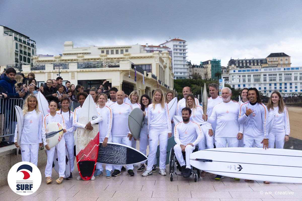 SurfingFrance's tweet photo. Le relais collectif de la FFSurf, constitué de 24 personnes, dont les trois porteurs Zoé Grospiron, Edouard Delepro et Jacques Lajuncomme, a rassemblé la communauté en symbolisant l'esprit sportif à l'approche des J.O. de Paris 2024 🔥

👉🏻  https://t.co/USOrZeAtaF https://t.co/ODNKcXKyPB