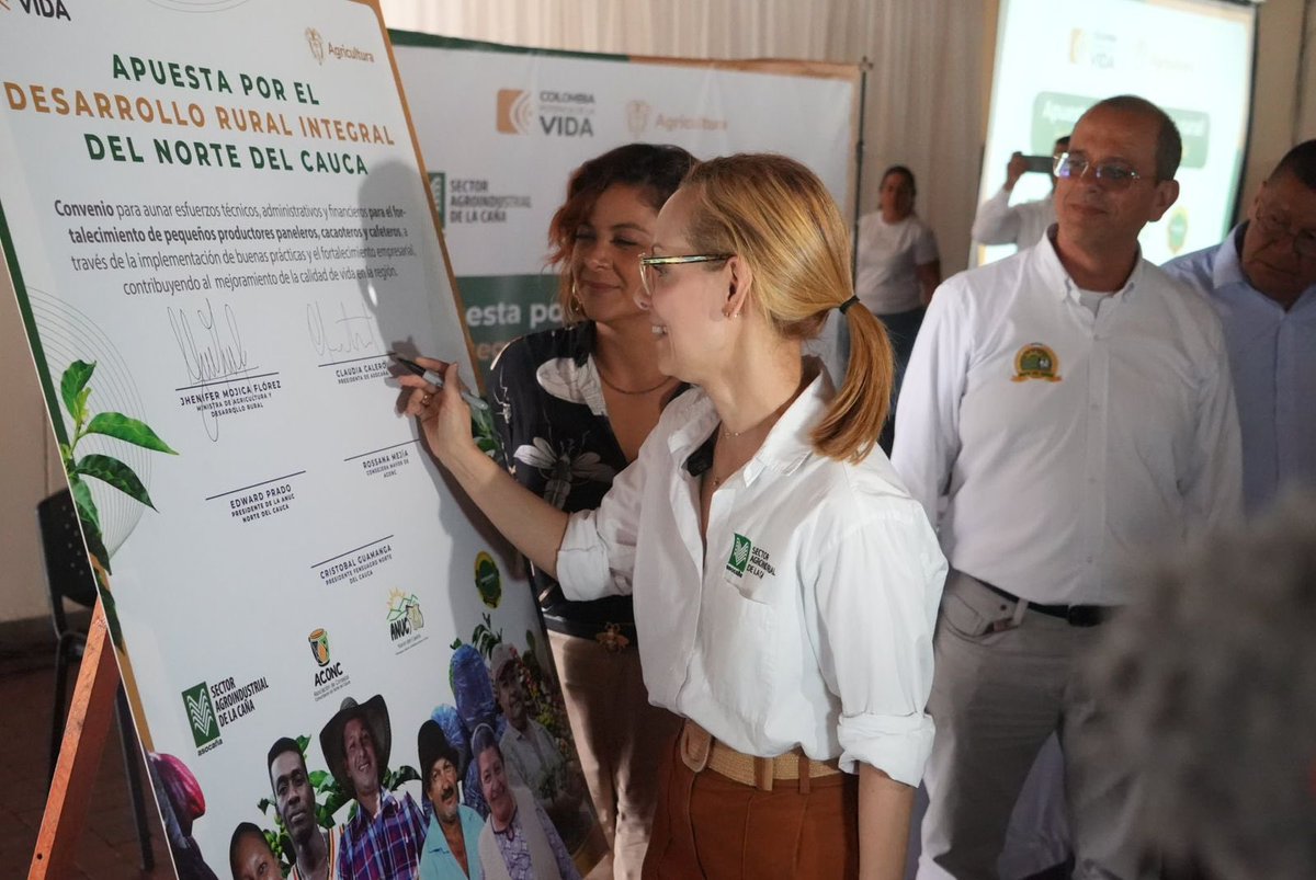 #EnMedios 📰 | Firmamos un convenio con @asocana y las asociaciones campesinas de Santander de Quilichao (#Cauca), 🌤️para impulsar el desarrollo agroindustrial. Esto beneficiará a 1.170 pequeños y medianos productores de panela, café ☕ y cacao 🍫 de esa región del suroccidente