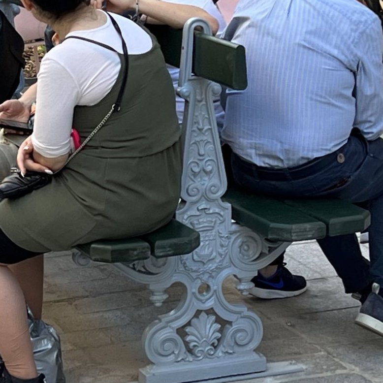 Ce banc est l'un des plus anciens de Paris, il doit dater des années 1860-70 et a dans doute été posé sous Napoléon III.

Normalement entretenu, ce petit patrimoine aurait beaucoup d'allure (exemple à droite). C'est une honte de le laisser dans cet état. 

#saccageparis